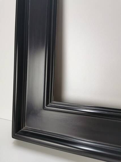 Lustro na zamówienie w szerokiej czarnej ramie z drewna